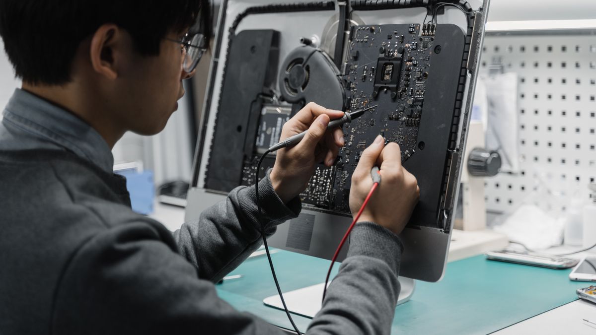 pg平台电子鑫聚汇|《小李飞刀》作为新派武侠文学的里程碑之作,其叙事内核早已超越传统江湖传奇的框架。徐浩峰以冷峻笔触解构武侠世界的宿命论,在飞刀与剑道的碰撞中,构建出独特的存在主义寓言。